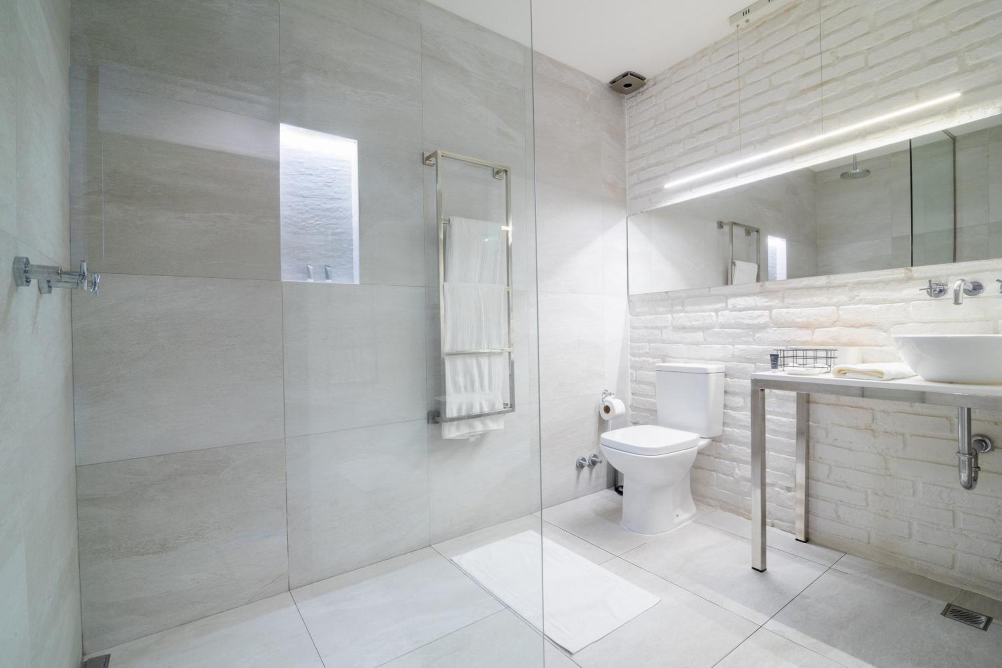 Cosmopolitano Hotel Boutique ซานตาครูซเดอลาเซียร์รา ภายนอก รูปภาพ A wet room